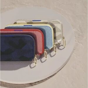 Rothy’s Continental Wallet Sustainable Blue zipper